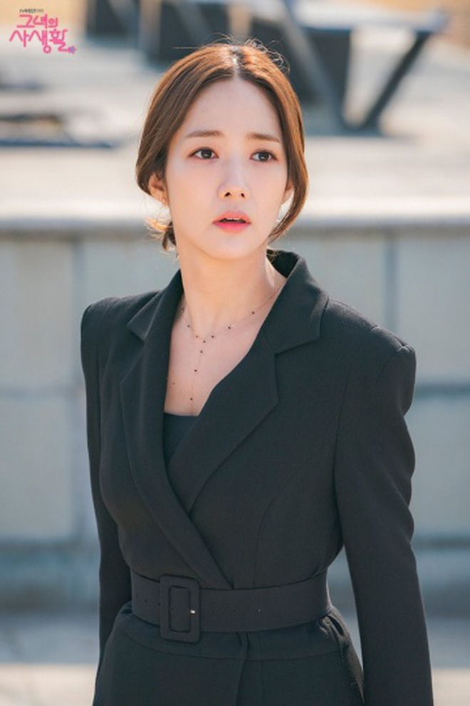 Với suit màu đen, Park Min Young sẽ tinh tế chọn thiết kế độn vai với phần cổ xẻ sâu và dùng thêm dây đai để tạo điểm nhấn.