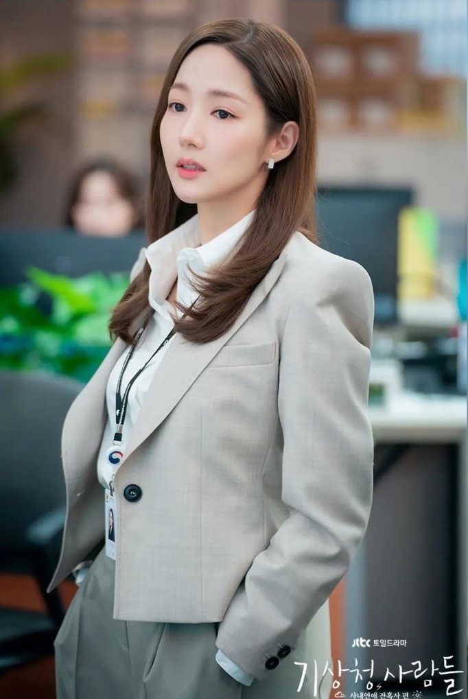 Cũng là gái đẹp nơi công sở, nhưng lần này Park Min Young thoải mái ăn diện hơn, cô trẻ trung trong áo blazer dáng ngắn kết hợp với sơ mi trắng cùng quần âu.