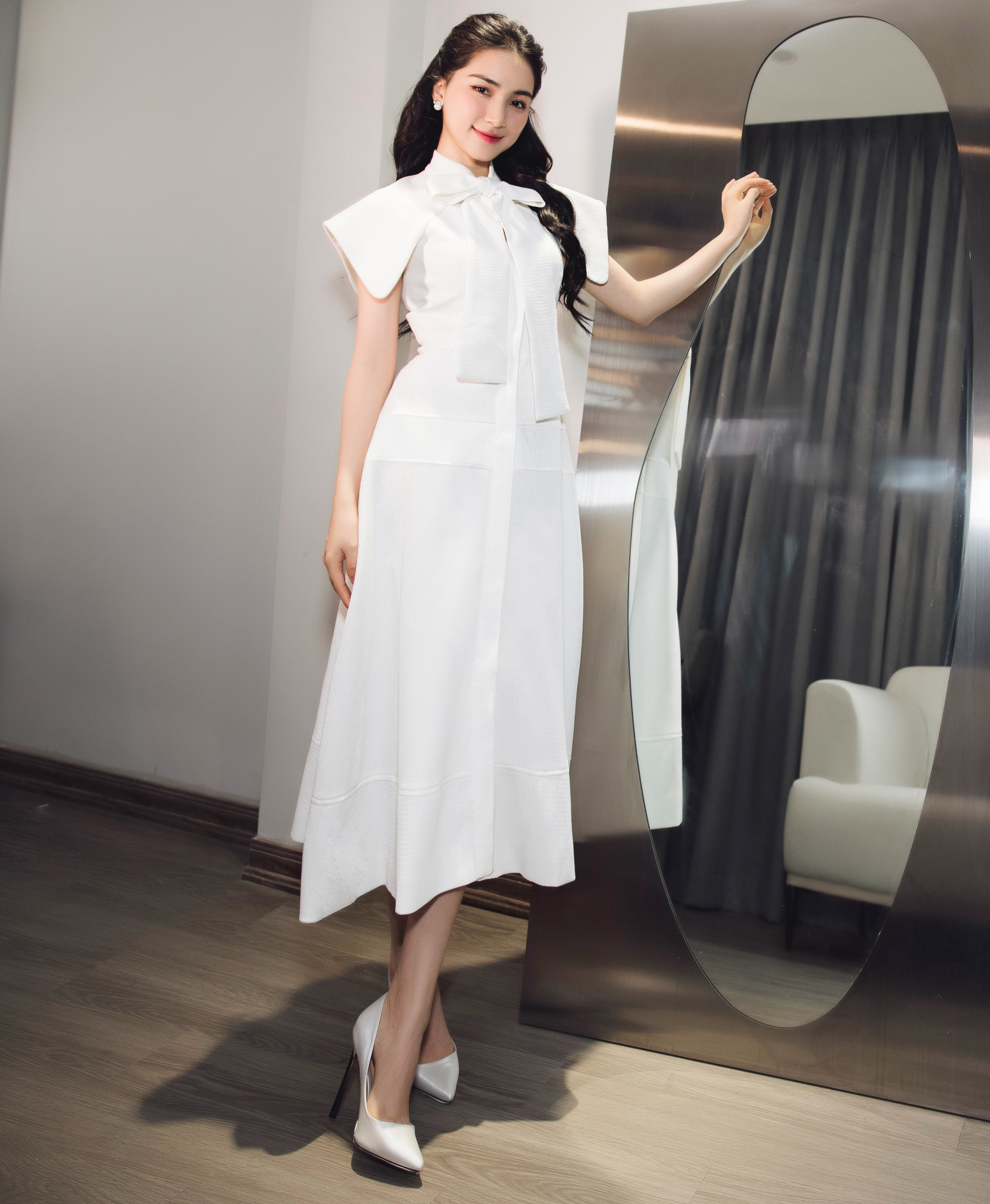 Lần xuất hiện mới nhất của Hoà Minzy khiến nhiều người bất ngờ, cô nàng mặc một chiếc váy trắng với phần vai cách điệu và cổ nơ ngọt ngào, nữ tính.