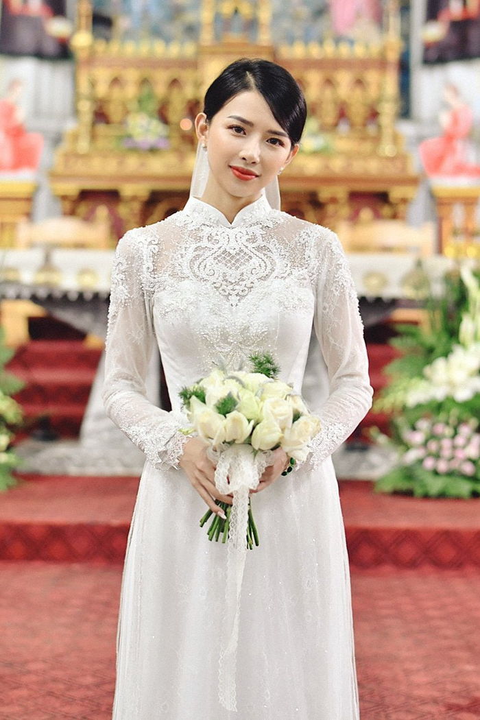 Hot girl Khánh Vy khi lên xe hoa với Phan Mạnh Quỳnh gây sốt khi nhan sắc trong trẻo, ngào khi mặc áo dài trắng.