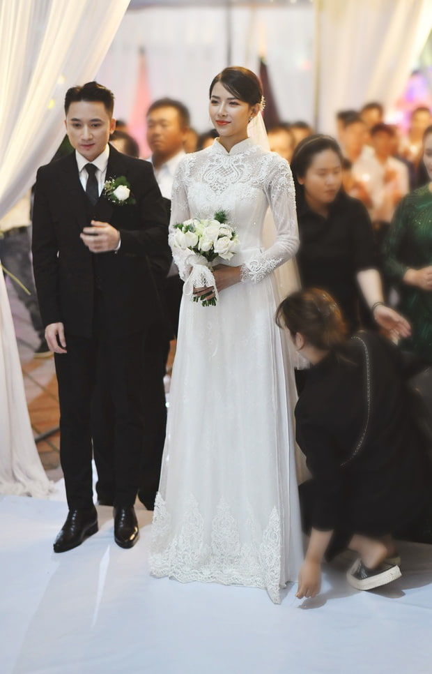 Được biết chiếc váy cưới này có giá trị khoảng 40 triệu đồng, với thiết kế phần vai, tay và vạt áo được đính kết đá lộng lẫy.
