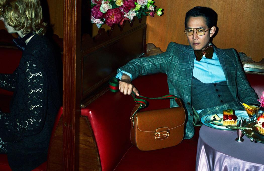Là một trong số ít những tên tuổi châu Á góp mặt trong chiến dịch này, 'ngôi sao Squid Game' Lee Jung Jae khác lạ vô cùng khi mặc bộ suit kẻ sọc, tạo dáng với túi Gucci như một quý ông thực thụ.