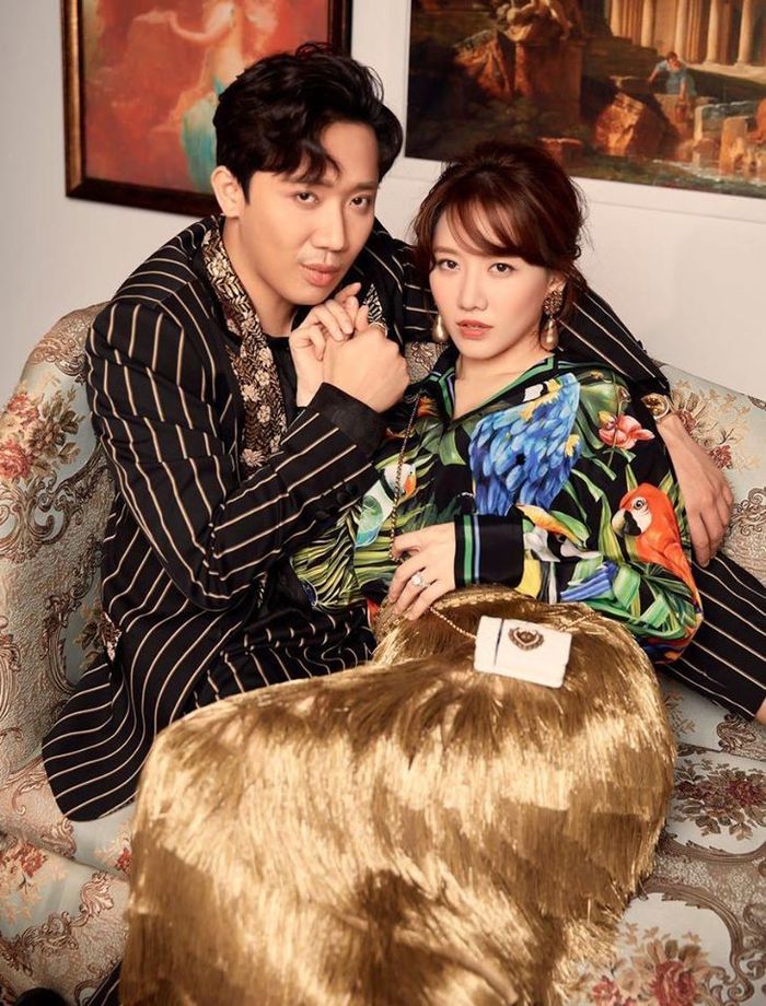 Hari Won chụp ảnh cùng ông xã Trấn Thành, bên cạnh set đồ hiệu đắt đỏ, chiếc túi màu trắng bé xíu cô đeo có giá là 1.612 USD (gần 38 triệu đồng).