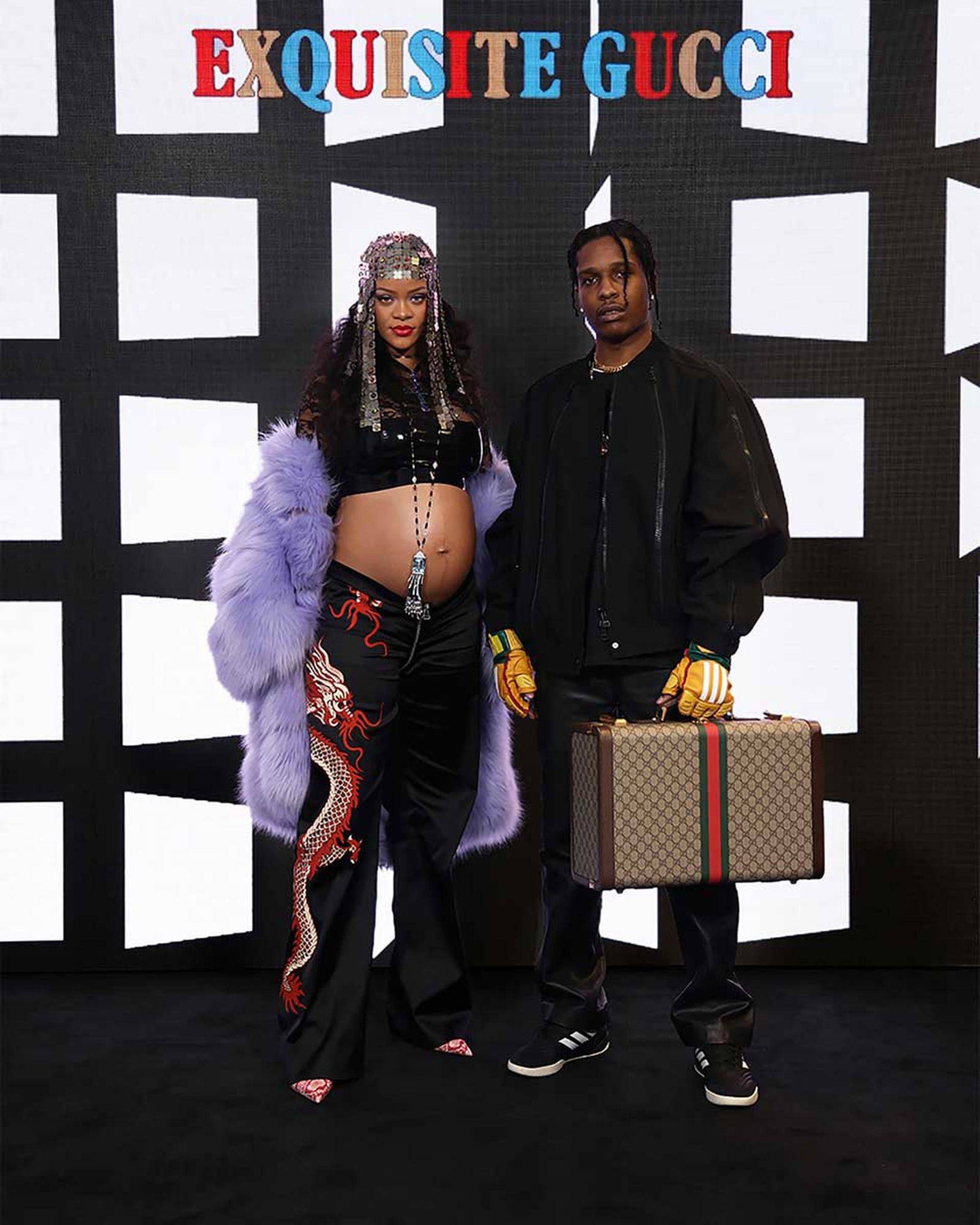 Rihanna và bạn trai ASAP Rocky xuất hiện vô cùng cá tính, vẫn là màn khoe bụng bầu của giọng ca 'Diamonds' trong áo croptop, quần cạp trễ thêu hoạ tiết rồng phương Đông và áo khoác lông tím.