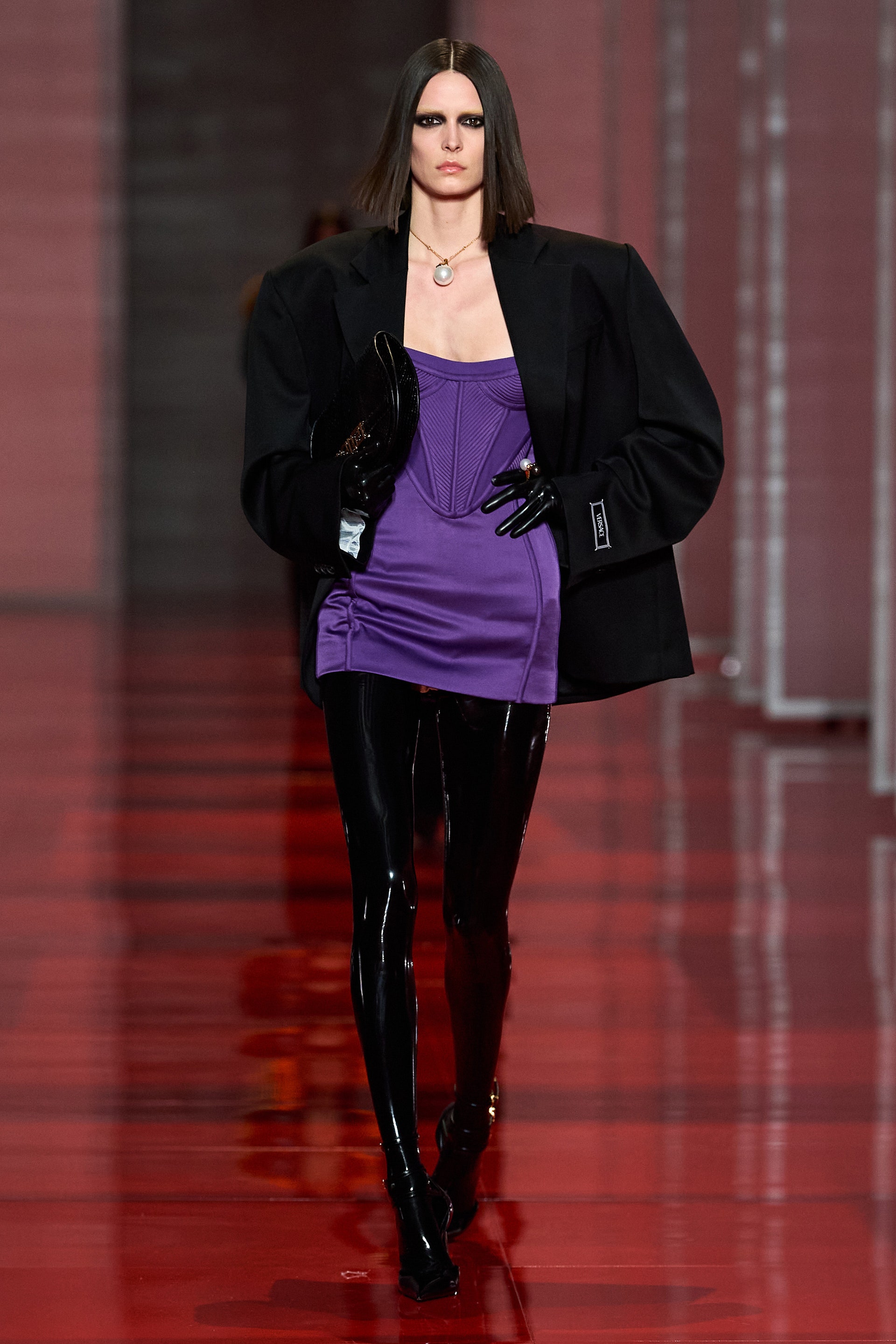 Những chiếc áo khoác oversize chất liệu dạ, tweed màu sắc đa dạng cũng được Versace mang lên sàn diễn.