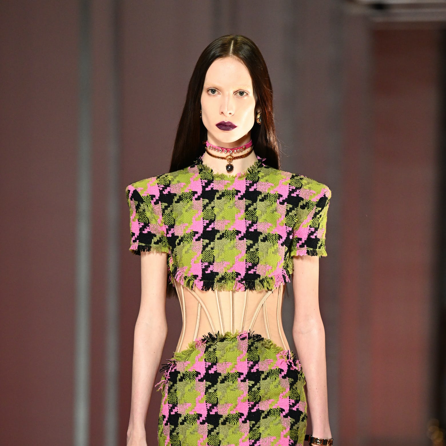 Layout trang điểm của các người mẫu Versace toát lên sự gai góc đặc trưng.