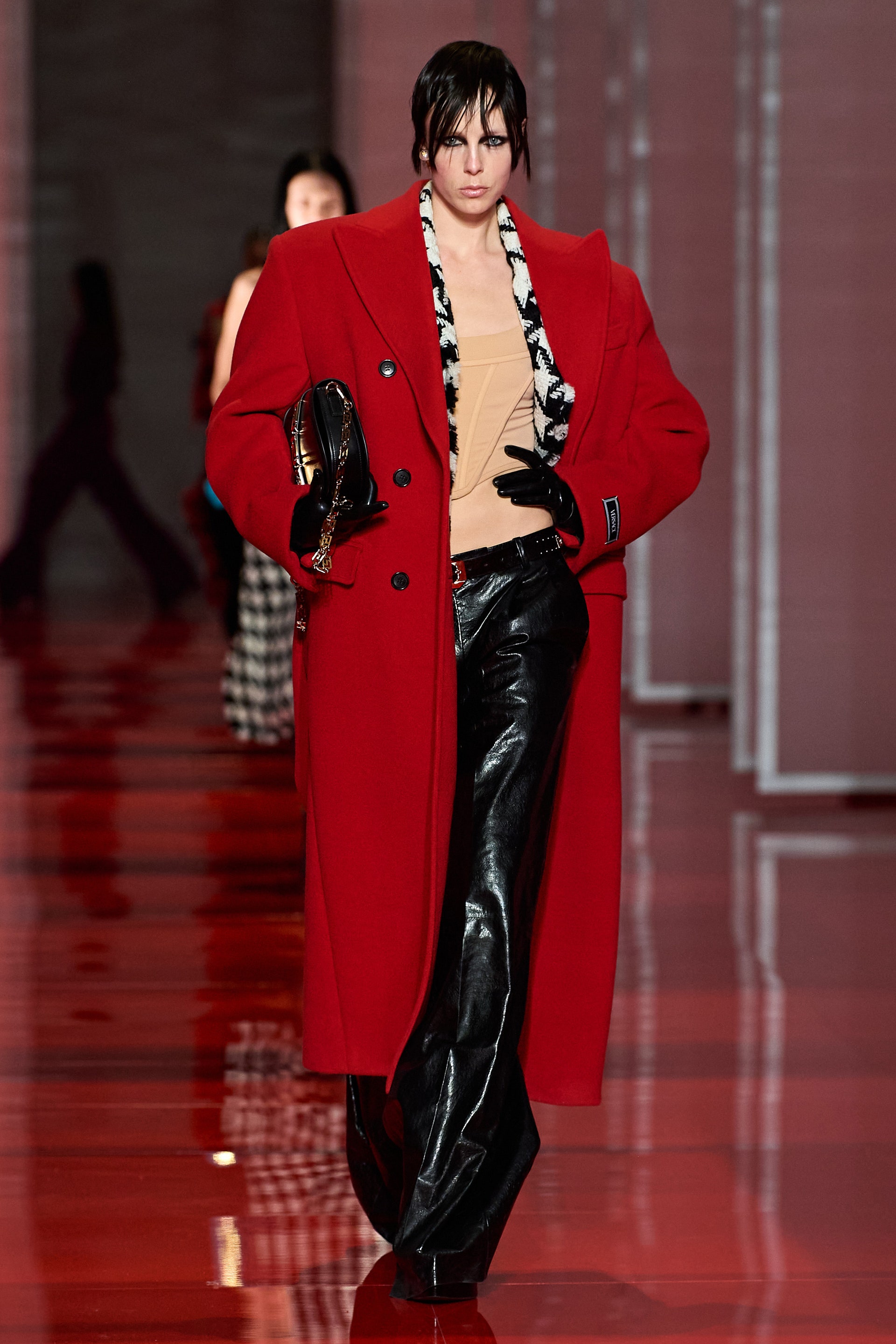 Trong bộ sưu tập này, Donatella Versace - giám đốc sáng tạo của Versace vô cùng ưu ái những chiếc corset.