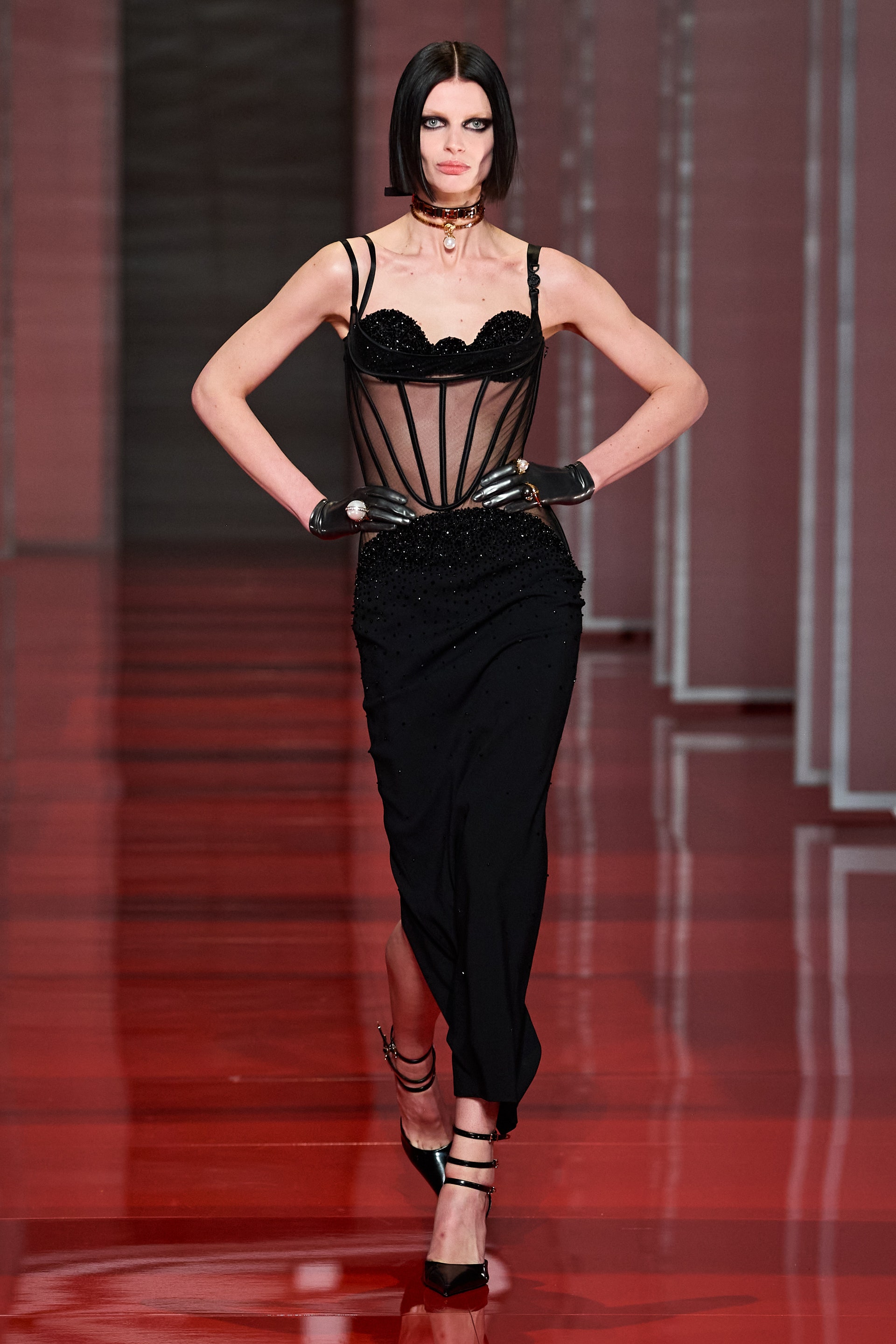 Váy liền với phần eo được thiết kế như những chiếc corset xuyên thấu khiến các quý cô Versace trở nên gợi cảm.