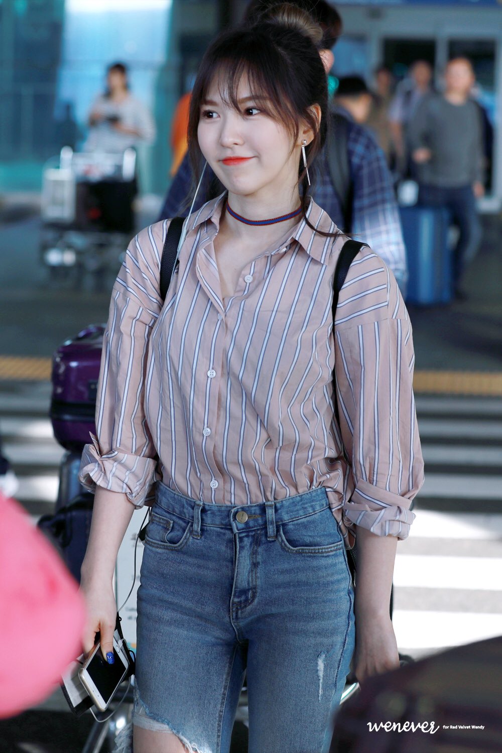 Cũng là sơ mi kẻ sọc sơ vin nhưng Wendy (Red Velvet) lại lựa chọn chiếc áo màu be đậm chất vintage. Để tổng thể không quá mờ nhạt, cô nàng đeo vòng chocker đen và xắn tay áo đầy phóng khoáng.