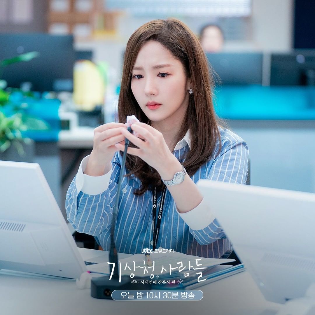 Trong bộ phim mới nhất 'Dự báo tình yêu và thời tiết', Park Min Young hoá thân thành nữ trưởng phòng thông minh với chiếc áo sơ mi kẻ sọc oversize màu xanh baby blue và mix&match cùng quần âu phù hợp với môi trường công sở.
