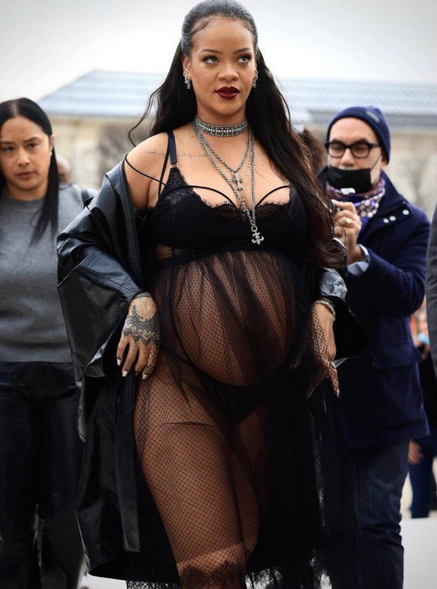Rihanna quả nhiên không phụ công chờ đợi của mọi người, người đẹp khoe bụng bầu trong bộ nội y đen và váy hai dây voan mong manh.
