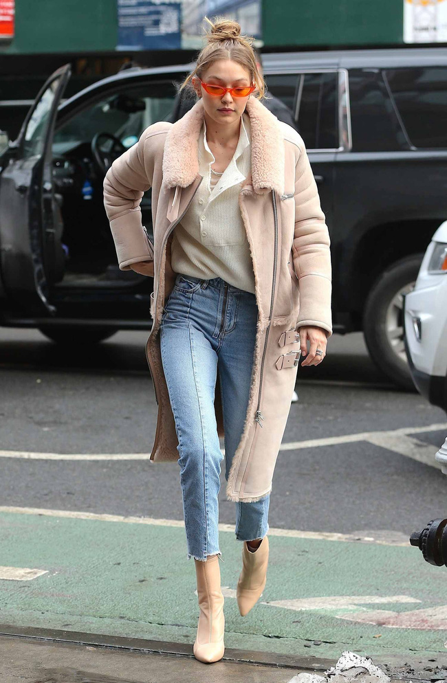 So với cô bạn thân Kendall thì Gigi Hadid mix đồ nhiều layer hơn. Khi mặc quần skinny jeans ống lửng, người đẹp 'đóng thùng' với áo sơ mi trắng, boots màu nude và khoác áo dạ ấm áp.