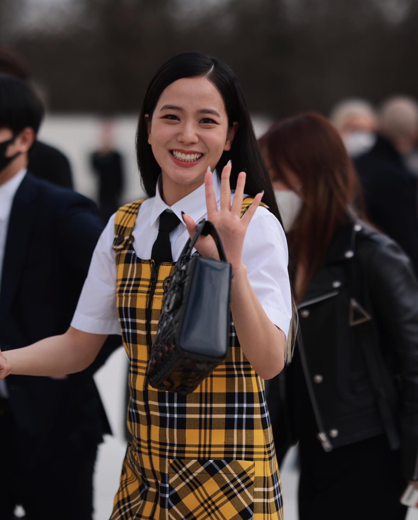 Áo sơ mi ngắn tay mix cùng váy yếm kẻ caro là công thức yêu thích của nhiều nữ sinh Hàn Quốc, toát lên sự trẻ trung, ngây thơ.