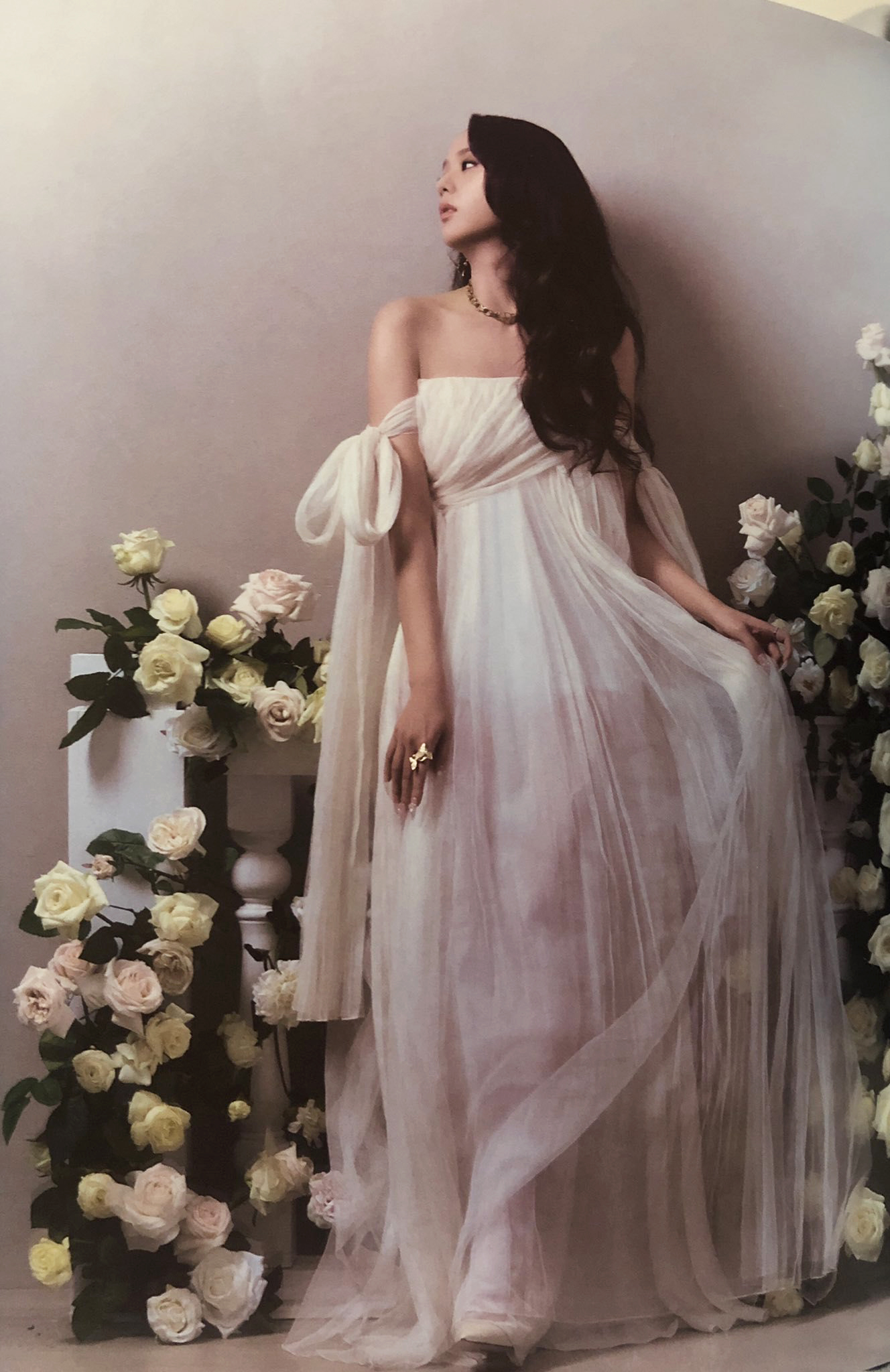 Chiếc váy màu trắng kết hợp với backgroup ngập tràn hoa hồng tạo vẻ tinh khôi, yêu kiều cho chị cả BLACKPINK.