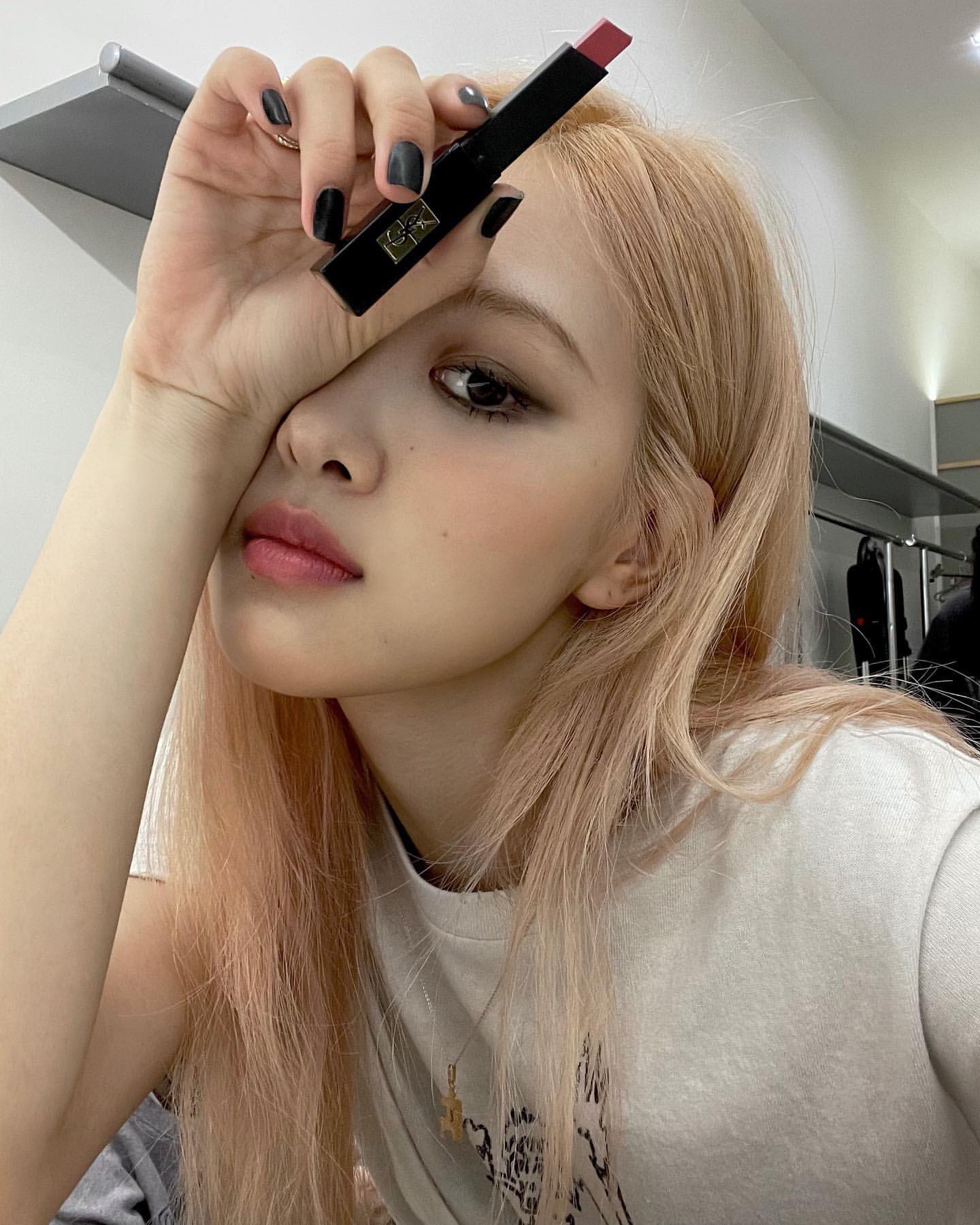 Ngoài đời, một mẩu BLACKPINK cũng tích cực lăng xê cho dòng son này của YSL.