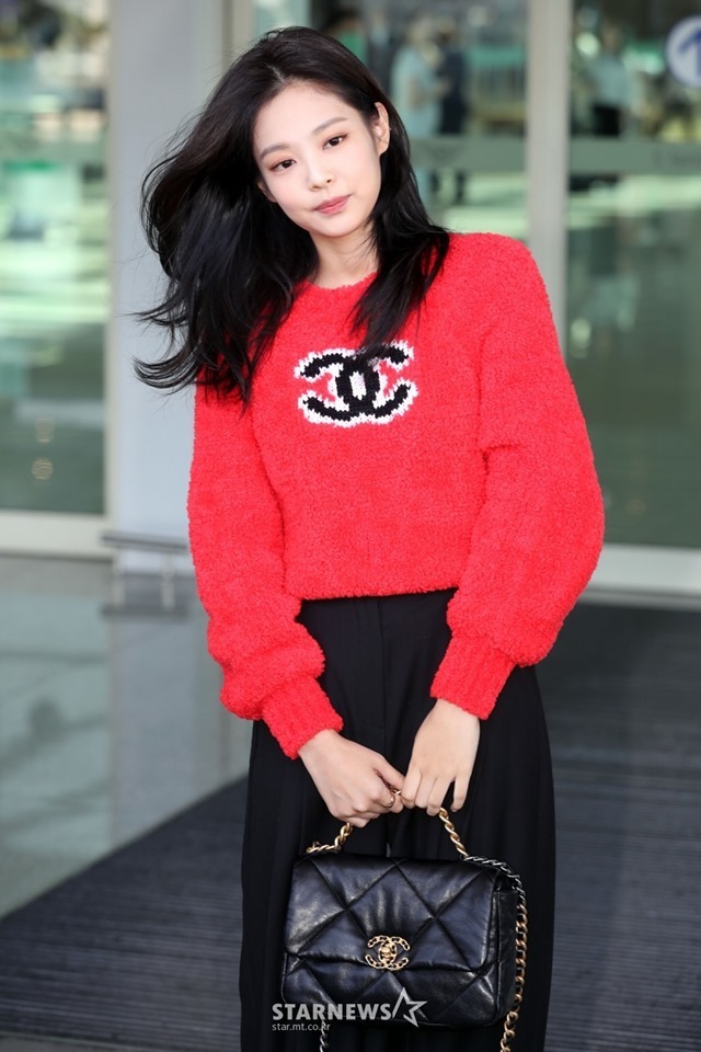 Jennie ngọt ngào, trẻ trung ở sân bay, lên đường tham dự Paris Fashion Week 2022 - Ảnh 10
