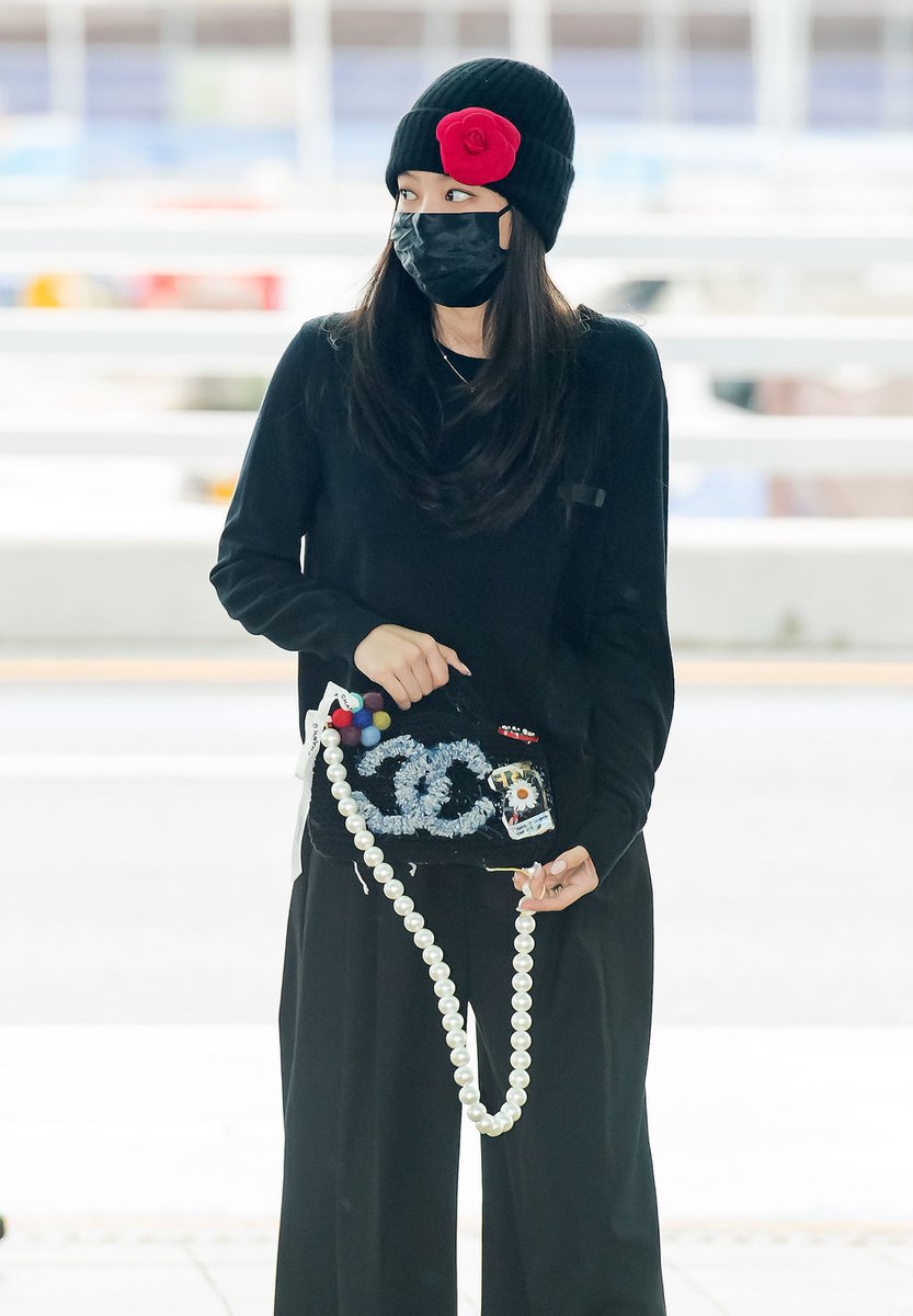 Jennie ngọt ngào, trẻ trung ở sân bay, lên đường tham dự Paris Fashion Week 2022 - Ảnh 13