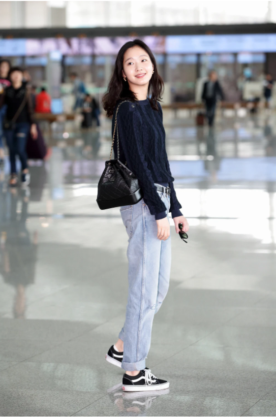 Có lẽ vì ra sân bay nên Kim Go Eun chỉ mặc áo len mỏng, quần jeans xanh và giày Vans để dễ di chuyển. Cô nàng cũng được khen ngợi vì để mặt mộc mà vẫn xinh đẹp, rạng rỡ.