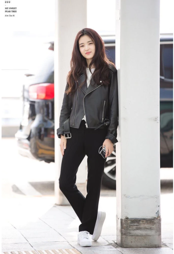 Trung thành với những gam màu đen trắng, nữ diễn viên Kim Tae Ri cũng yêu thích cách mix đồ với áo thun trắng, quần cạp cao và giày sneaker.