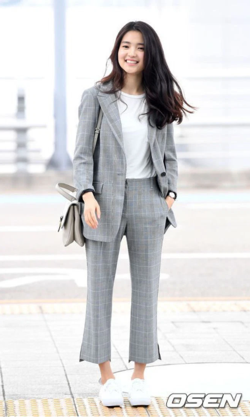 Thêm một bí quyết để diện đồ từ người đẹp xứ Hàn là dù ăn mặc đơn giản đến mấy cũng luôn sơ vin để outfit chỉn chu hơn.