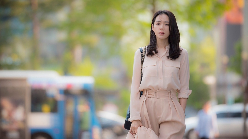 Những chiếc áo sơ mi có màu pastel trung tính kết hợp với quần âu vừa đơn giản vừa đẹp. Mẹo để không bị già của Son Ye Jin là chọn áo với quần cùng màu và ưu tiên những chất liệu mềm mại.
