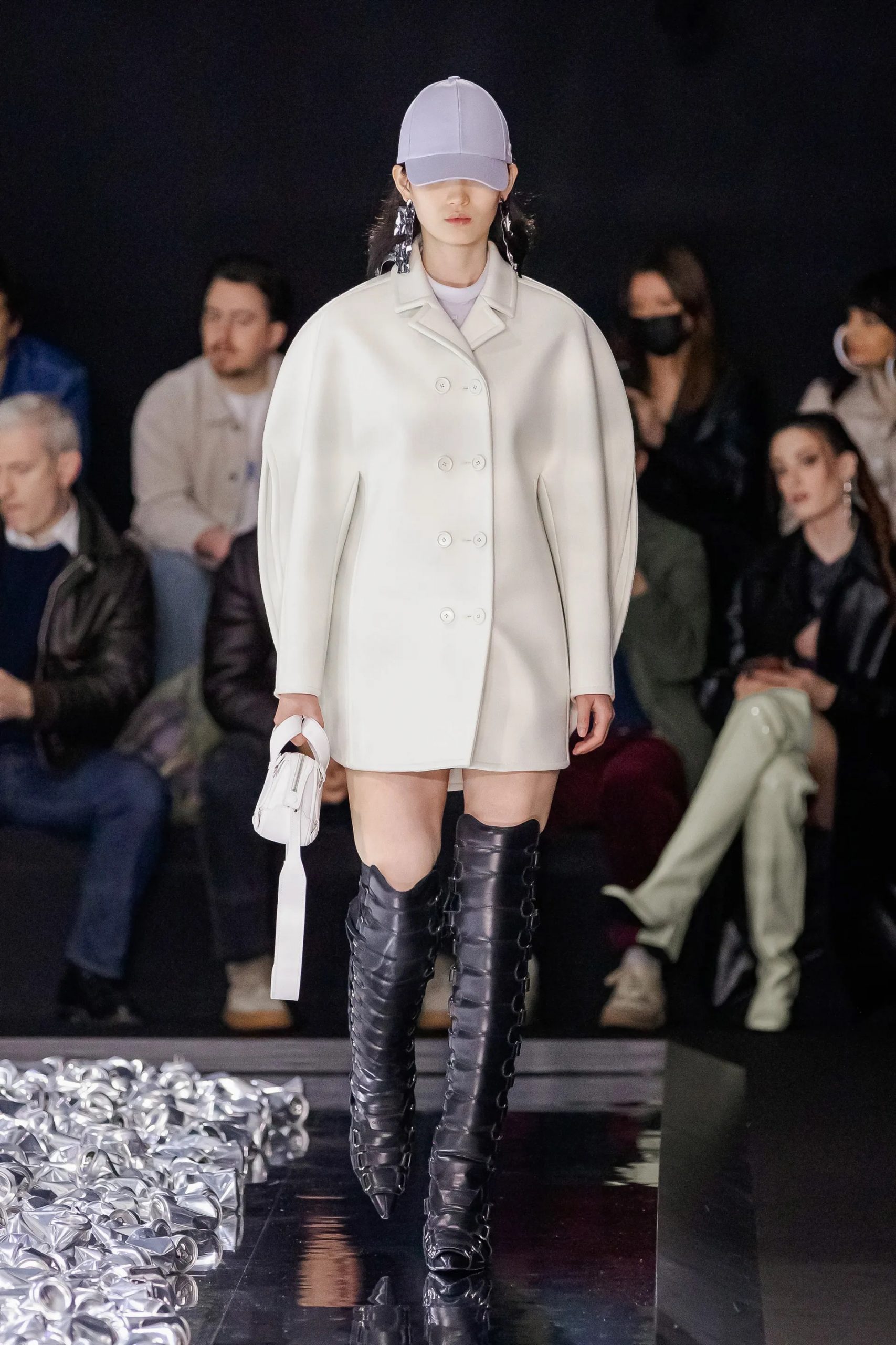 Những chiếc áo có cầu vai tròn xuất hiện nhiều tại Paris Fashion Week 2022.