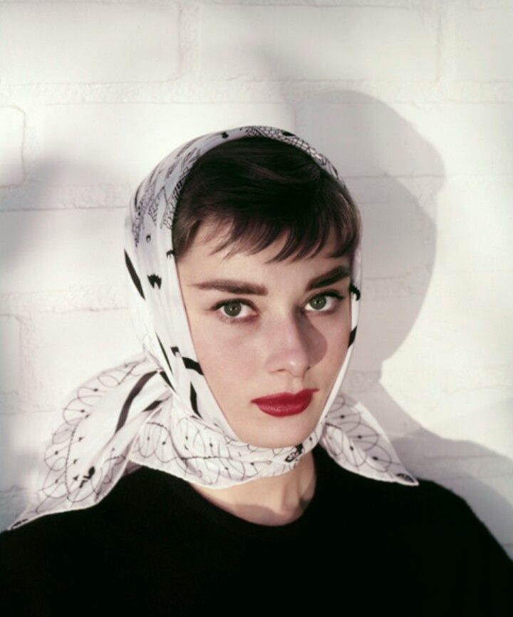 Audrey Hepburn rất thích cách dùng khăn lụa buộc đầu, tạo ra vibe cổ điển, thanh lịch.