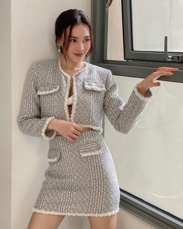 Ninh Dương Lan Ngọc cũng có màn lên đồ đậm chất công sở với outfit bằng vải tweed. Áo khoác lửng kết hợp với chân váy ngắn là công thức mix đồ cho những chị em đậm chất bánh bèo thanh lịch. Tuy nhiên, nếu Lan Ngọc gợi cảm với áo bralette xoắn dây thì bạn có thể phối đồ kín đáo hơn với áo sơ mi.