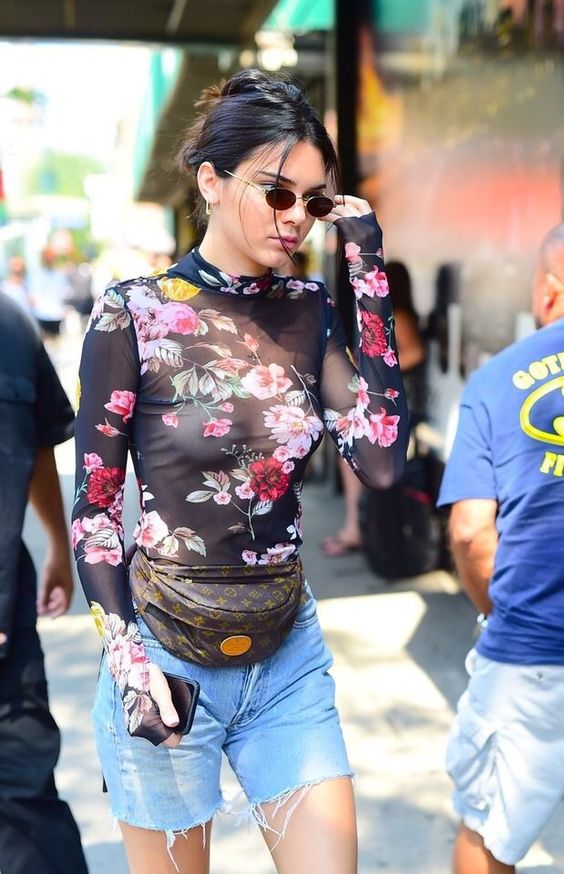 Những chiếc áo hoạ tiết nổi bật từng được nhiều sao Hollywood yêu thích trong đó có Kendall Jenner. Siêu mẫu kết hợp với quần jean ngắn và táo bạo khi 'nói không với bra'