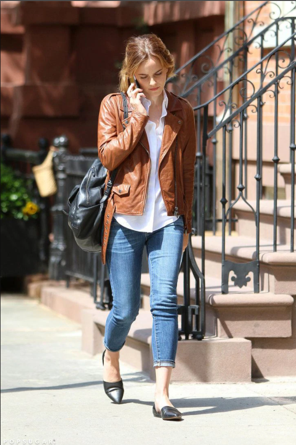 Lần khác dạo phố, nữ diễn viên mặc áo sơ mi trắng thả suông với quần jeans ống bó. Emma thoải mái để mặt mộc và khoác một chiếc áo da màu nâu để tăng sự bụi bặm, phong cách.
