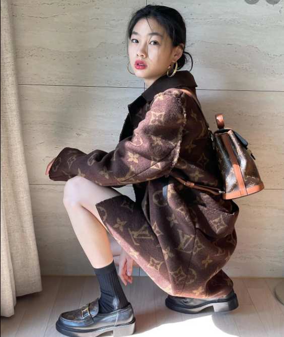 Bức ảnh Jung Ho Yeon mặc đồ Louis Vuitton từng khiến hàng triệu người hâm mộ sôi sục.