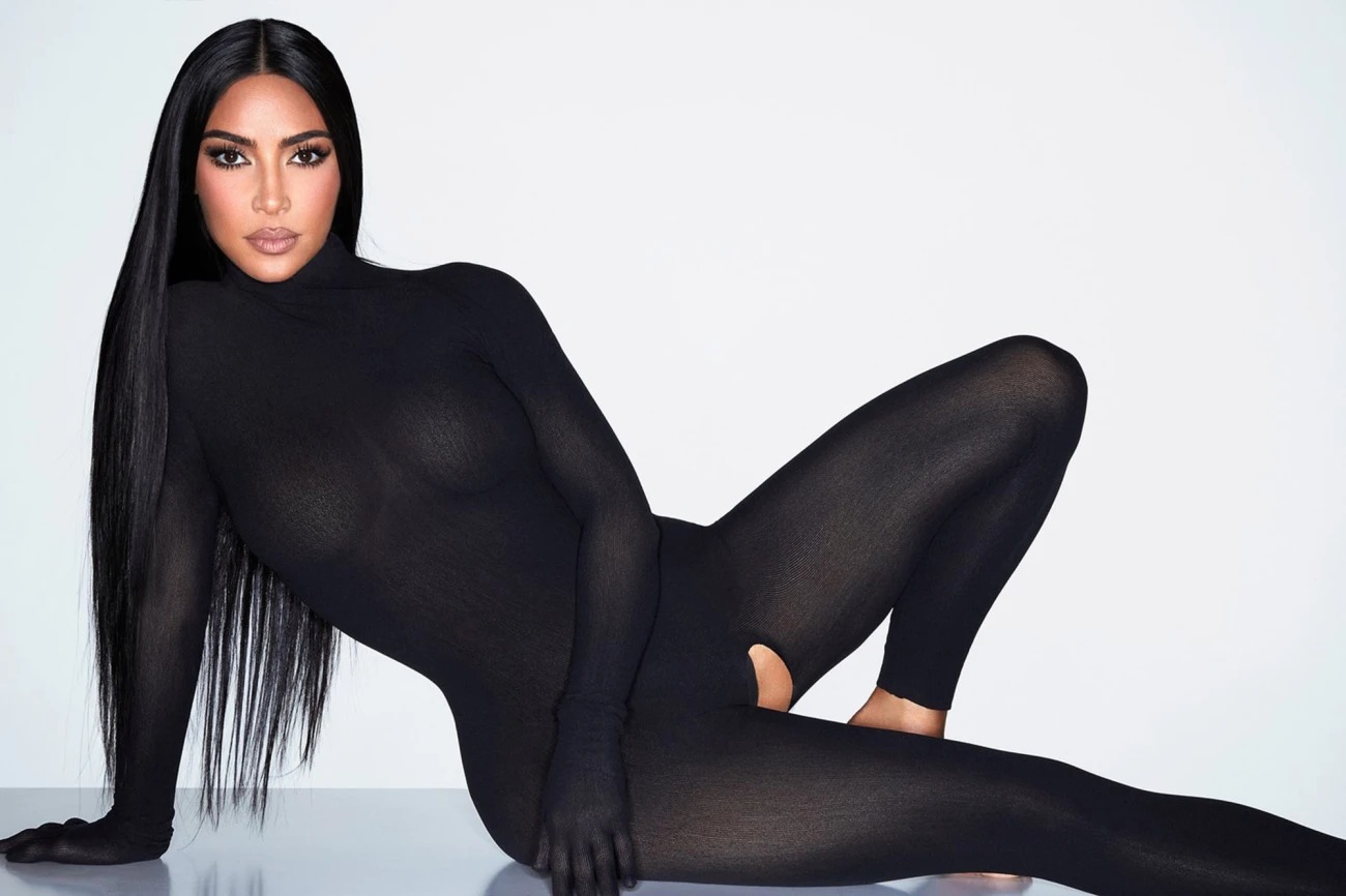 Kim Kardashian gây choáng khi cho ra mắt trang phục hở đũng