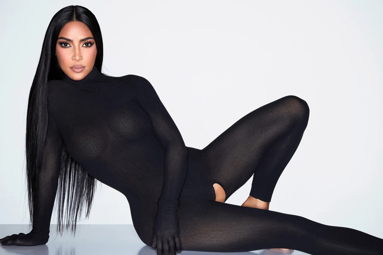 Kim Kardashian cho ra mắt trang phục catsuit với chất liệu mỏng, ôm sát và được xẻ đũng ấn tượng.