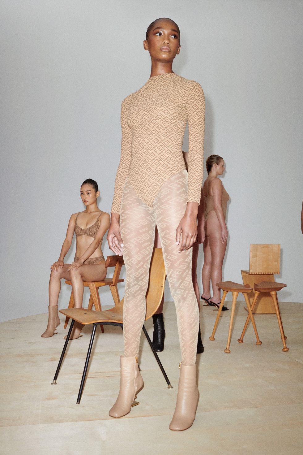 Đến nhà mốt đình đám Fendi cũng sẵn lòng hợp tác với Skims để tạo ra những thiết kế tôn lên đường cong người mặc.