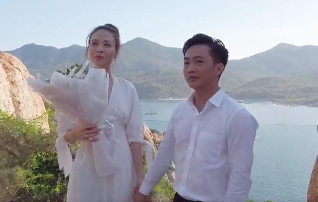 Đàm Thu Trang đặc biệt nữ tính trong chiếc váy lụa trắng thắt eo.