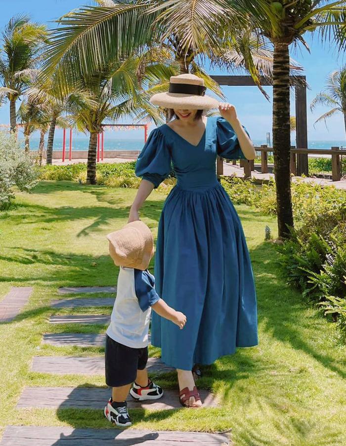 Mẹ con Hoà Minzy chọn trang phục màu xanh dương hợp với những chuyến du lịch biển.