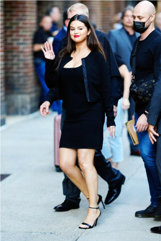 Selena rất chuộng những trang phục có phần cổ rộng hoặc cổ vuông làm tôn lên vòng một đẫy đà, gợi cảm. Bên cạnh đó, những item cổ rộng còn tránh được cảm giác bí bách nếu bạn có cân nặng dư thừa.