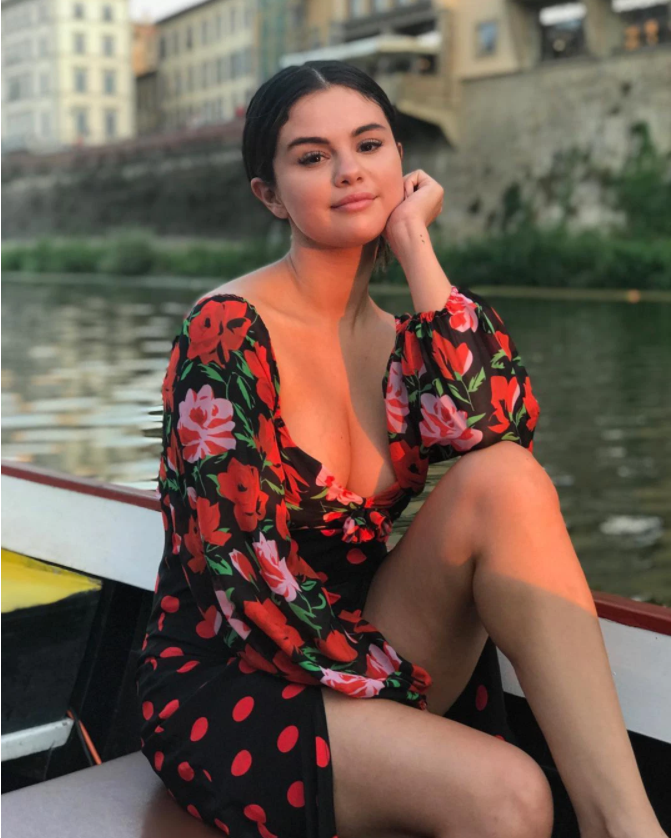 Đây là một trong những outfit gây bão mạng xã hội của Selena Gomez khi đăng tải lên Instagram. Cô nàng nữ tính trong chiếc áo hoa và chân váy chấm bi, khoe trọn vòng một trễ nải và gương mặt phúng phính.