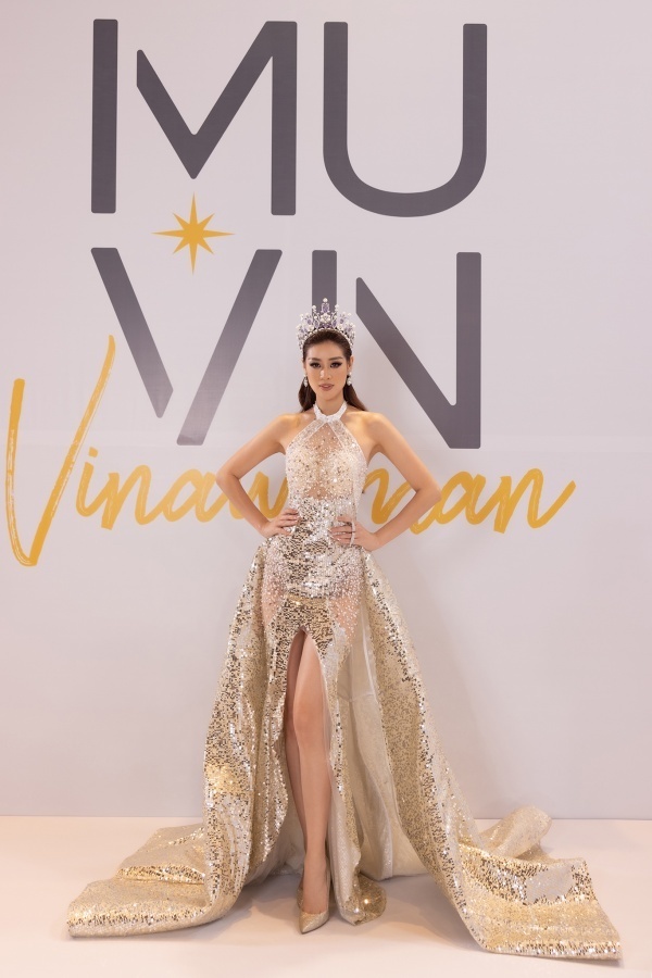 Khánh Vân gây bất ngờ khi trở thành Host của chương trình Hoa hậu Hoàn vũ Việt Nam 2022. Cô có màn lên đồ 'chặt chém' các thí sinh khi thay 6 bộ trang phục chỉ trong vài ngày.