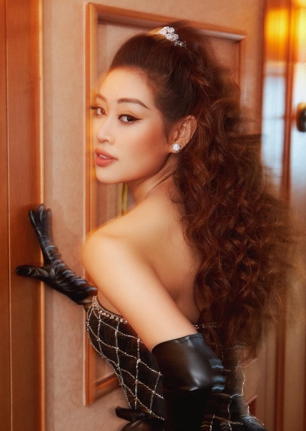 Mái tóc xoăn xù giúp nàng Host Hoa hậu Hoàn vũ Việt Nam 2022 trở nên ấn tượng.