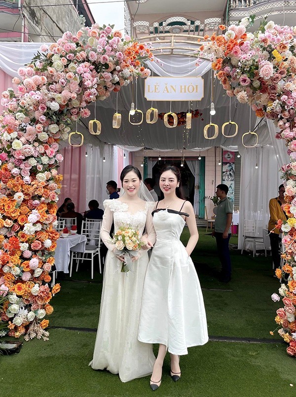 Mới đây, cô gái tên Huyền Trang ở Thái Nguyên đã khiến cư dân mạng tranh cãi vì mặc váy trắng đi dự đám cưới. Trong bức ảnh chụp chung, dễ thấy Trang lấn át cô dâu nhờ cách tạo dáng gợi cảm.