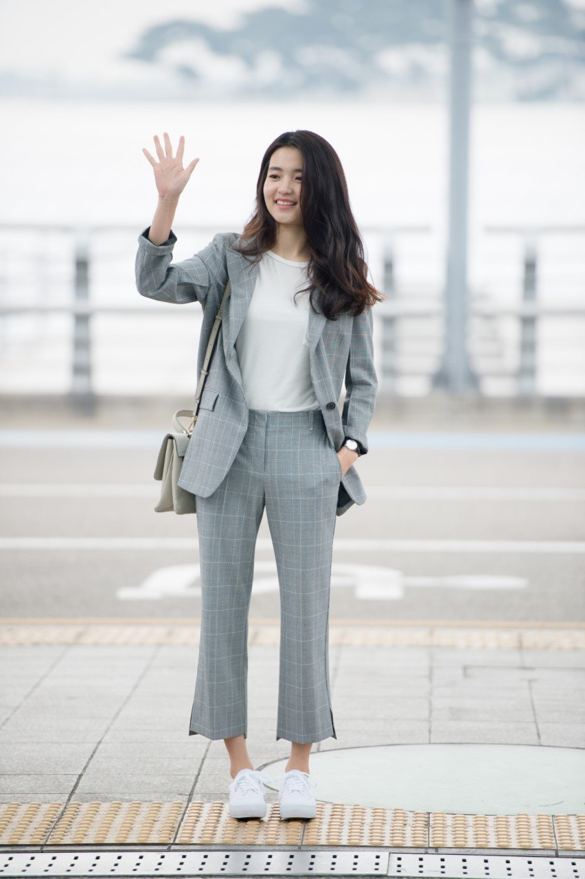 Ngoài đời, Kim Tae Ri có cách ăn diện hết sức đơn giản, cô chuộng những item thoải mái, năng động như blazer, áo thun, quần jean và giày sneaker cho tiện di chuyển.