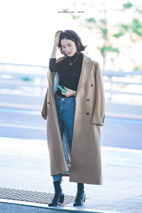 Cách mix đồ của Kim Tae Ri không có gì mới lạ nhưng chính vì thế lại giúp hình ảnh của cô trở nên gần gũi hơn trong mắt công chúng. Chẳng hạn như cách cô mặc áo thun cổ lọ với quần jeans màu xanh và đi boots lửng. Cuối cùng hoàn thiện outfit bằng một chiếc áo trech coat màu be oversize.
