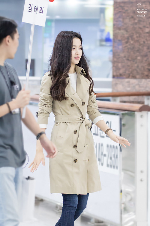 Nếu bạn có chiều cao hạn chế, khi mặc áo khoác hãy chọn những mẫu áo có độ dài trên đầu gối như Kim Tae Ri và không thể thiếu chi tiết thắt eo thật tôn dáng.