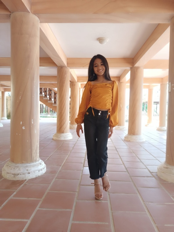 Những video Tiktok của Khánh Huyền nhận được nhiều sự ủng hộ của netizen Việt. Cô bé khiến nhiều người 'choáng' với khả năng thăng bằng trên giày cao gót, các bước đi cũng rất uyển chuyển như người mẫu chuyên nghiệp.