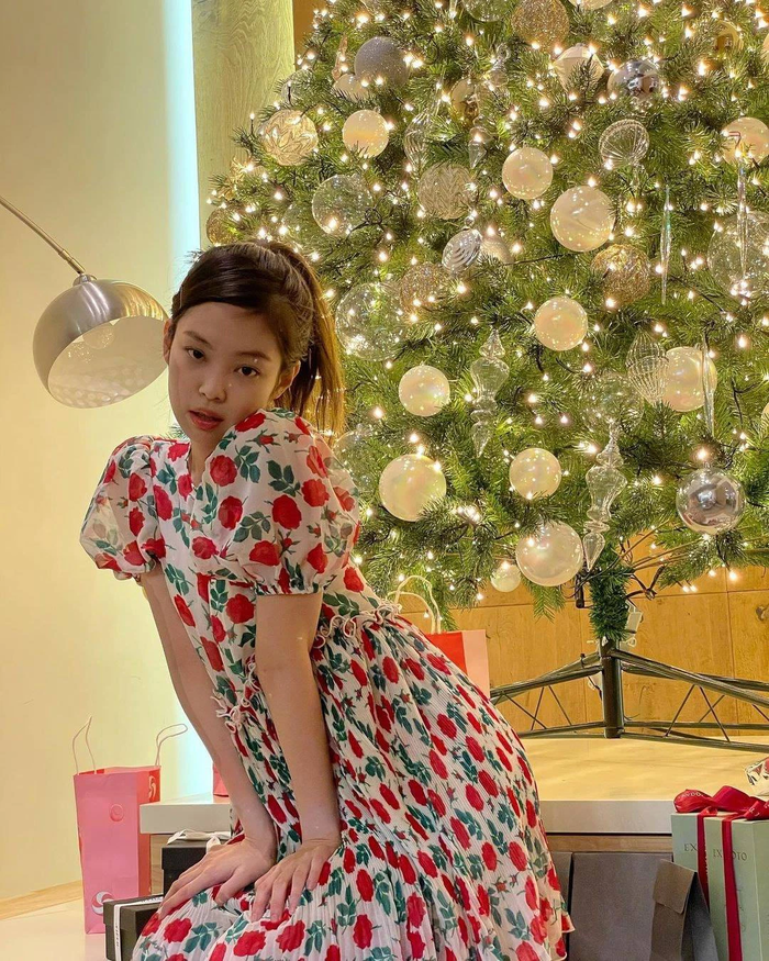 Bức ảnh chụp nhân ngày Giáng Sinh của Jennie từng gây bão mạng xã hội nhưng công bằng mà nói, chiếc váy này khiến nàng main rapper của BLACKPINK như 'không có cổ'.