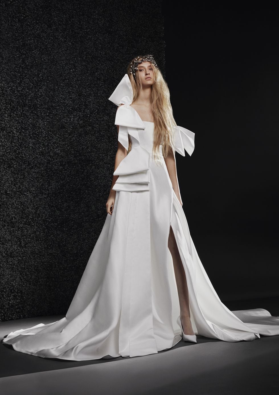 Bộ sưu tập váy cưới 2022 của Vera Wang: Đơn giản nhưng đầy sức hút - Ảnh 13