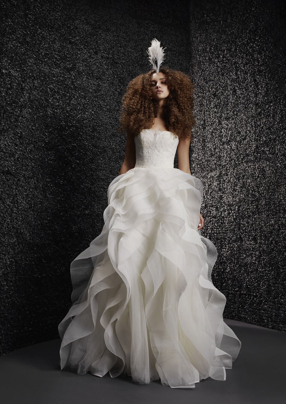 Bộ sưu tập váy cưới 2022 của Vera Wang: Đơn giản nhưng đầy sức hút - Ảnh 16