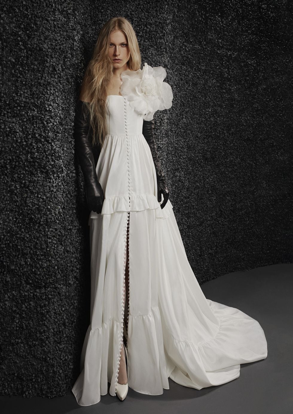 Bộ sưu tập váy cưới 2022 của Vera Wang: Đơn giản nhưng đầy sức hút - Ảnh 17