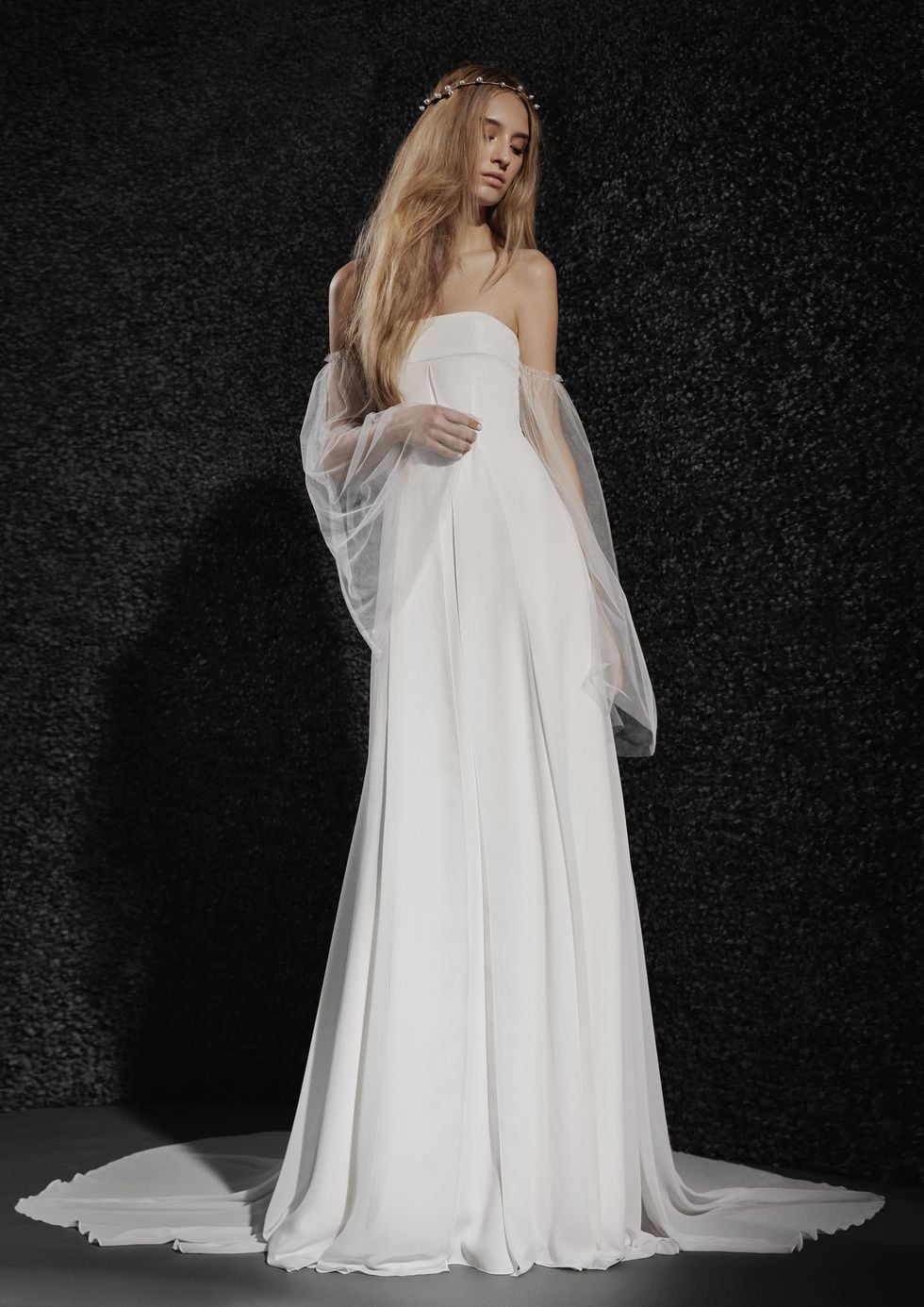 Bộ sưu tập váy cưới 2022 của Vera Wang: Đơn giản nhưng đầy sức hút - Ảnh 6